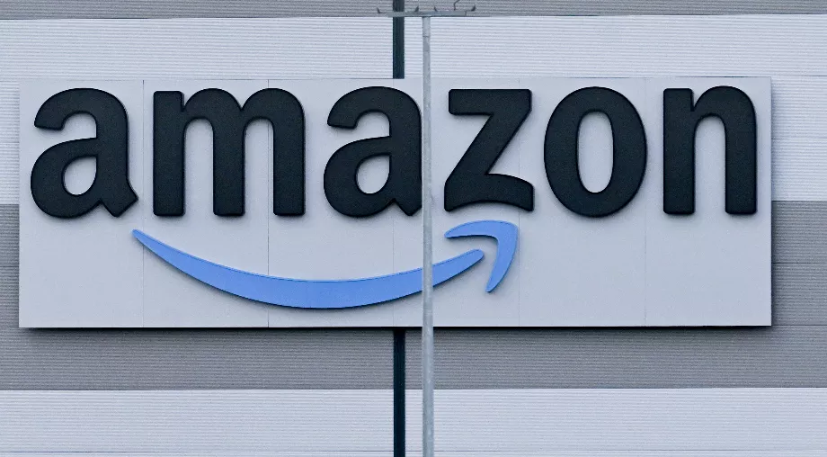 Amazon a annoncé un nouvel investissement de 2,75 milliards de dollars dans Anthropic, portant son soutien financier à 4 milliards de dollars. (EFE/EPA/Filip Singer)