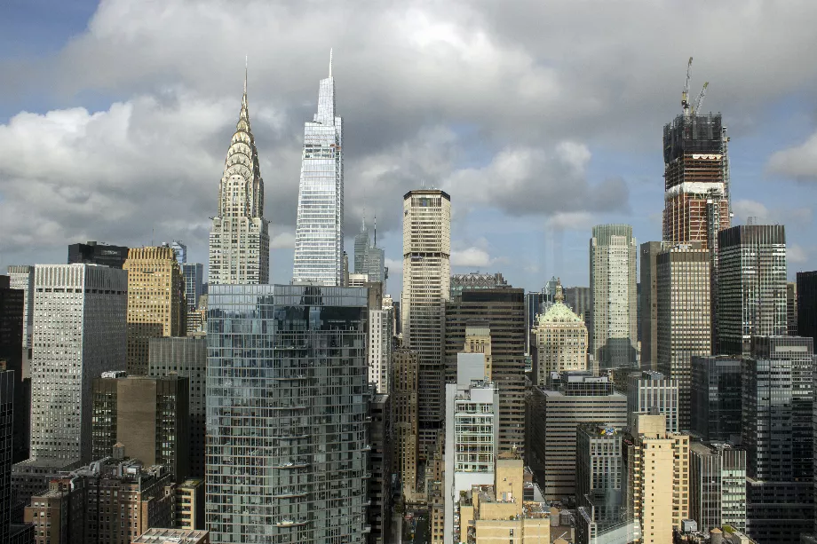 New York, qui compte 340 000 millionnaires, cherche à maintenir son assiette fiscale face à la mobilité fiscale de ses riches résidents. (AP/Ted Shaffrey)