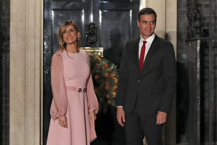 Pedro Sánchez et son épouse Begoña Gómez. (Photo AP/Alastair Grant, dossier)