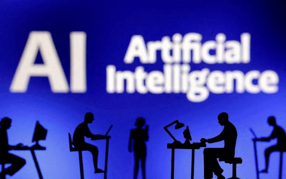 PHOTO DE FICHIER. Des figurines avec des ordinateurs et des smartphones sont visibles devant les mots « Intelligence artificielle » dans cette illustration prise. 19 février 2024. REUTERS/Dado Ruvic