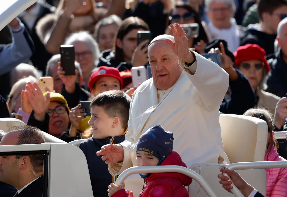 Le pape François arrive pour diriger l'audience générale hebdomadaire sur la place Saint-Pierre, Cité du Vatican, le 24 avril 2024 (EFE/EPA/GIUSEPPE LAMI)