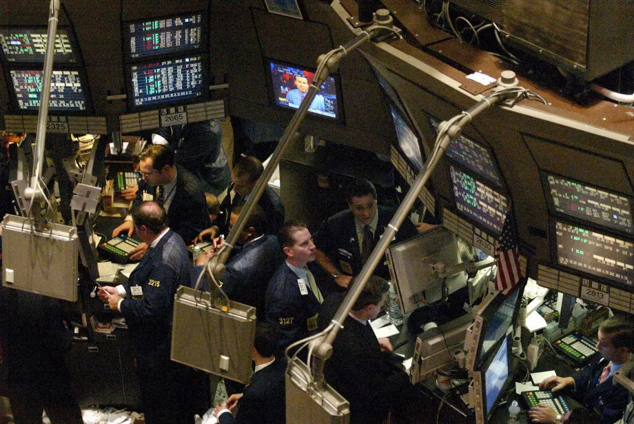 Vue de l'intérieur de la Bourse de New York (EPA/Jason Szenes)